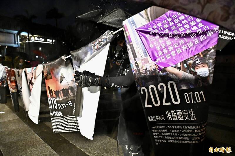 現場布置香港抗爭歷史牆。（記者塗建榮攝）