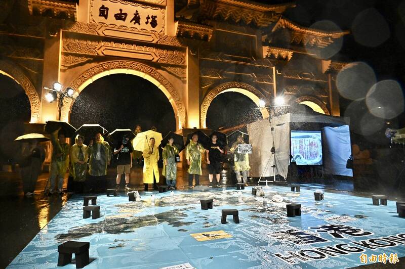 香港邊青12日於自由廣場牌樓下舉行「612行動─恆裏如已，礪行如始」紀念活動。（記者塗建榮攝）