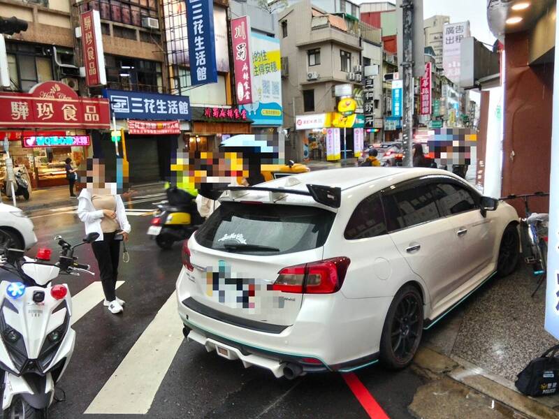 三重男毒駕「ㄎㄧㄤ掉」自撞電桿 下車神情詭異癱軟倒地