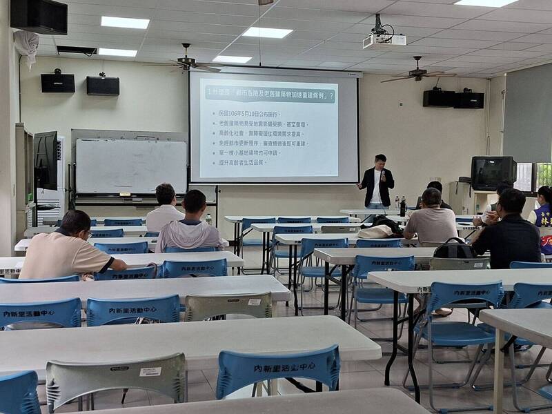 瞎!中市府危老重建說明會竟11人參與 「工作人員快比民眾多」挨批「自嗨」