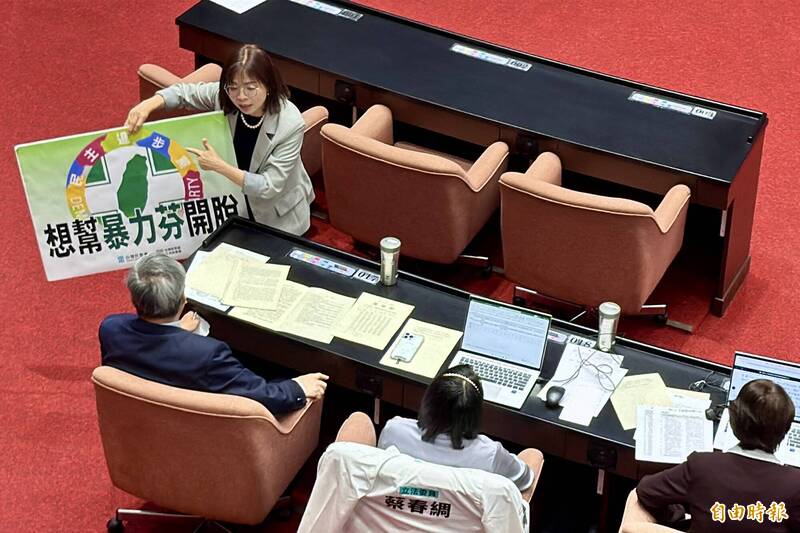 惹錯人！ 林淑芬殺到席前狂罵許忠信「超速仔」還踩手板 白委一片靜默