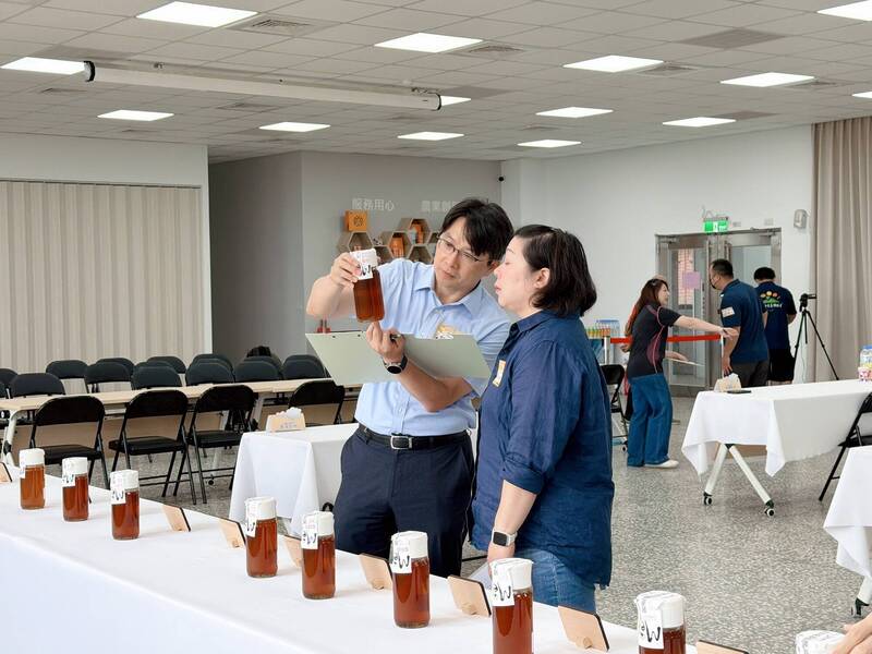 氣候影響產量 蜂農堅持品質!3人奪竹縣龍眼蜂蜜特等獎