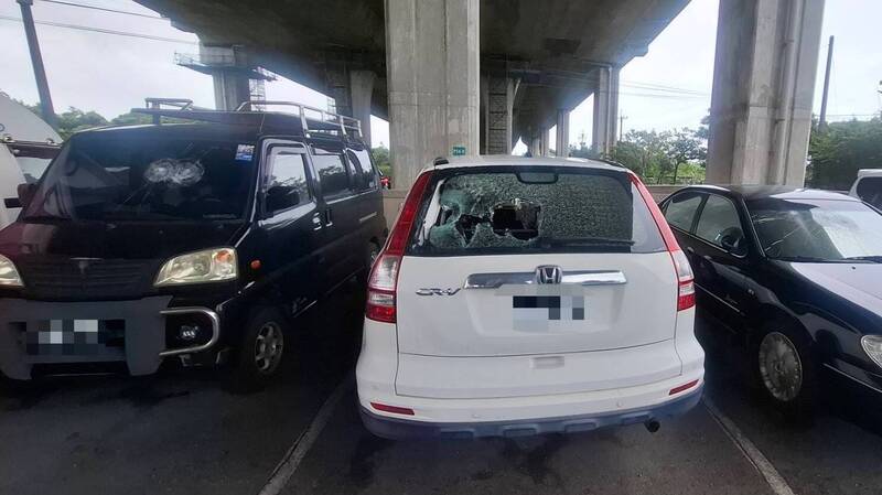 找不到哥哥竟抓狂?苗栗男持棒狂砸11車玻璃 後龍車站又爆機車遭翻箱