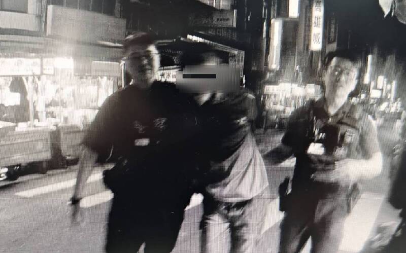 高雄酒醉口香糖販引發騷動 警方深夜帶回管束