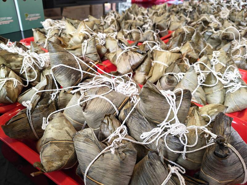 北港武德宮財神爺加持過!3500顆愛心大肉粽分送雲林弱勢家戶