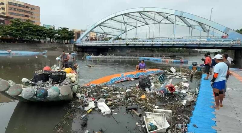 驚!鹿港出現垃圾飄飄河? 竟還是「鹿港慶端陽」龍舟場地
