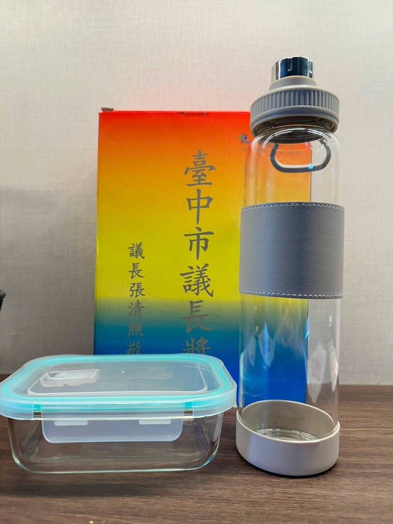 中市議長獎包裝「小貼紙」摳開赫見三個字 學生不想用