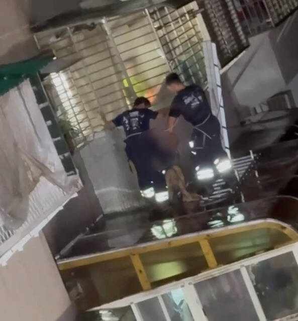注定落網!民宅當喪屍菸彈分裝廠 毒嫌見警跳窗卡遮雨棚