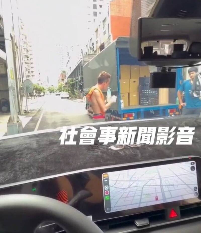 小貨車紅線違停擋道!駕駛按喇叭催移車 搬家工竟吐口水拍窗嗆聲