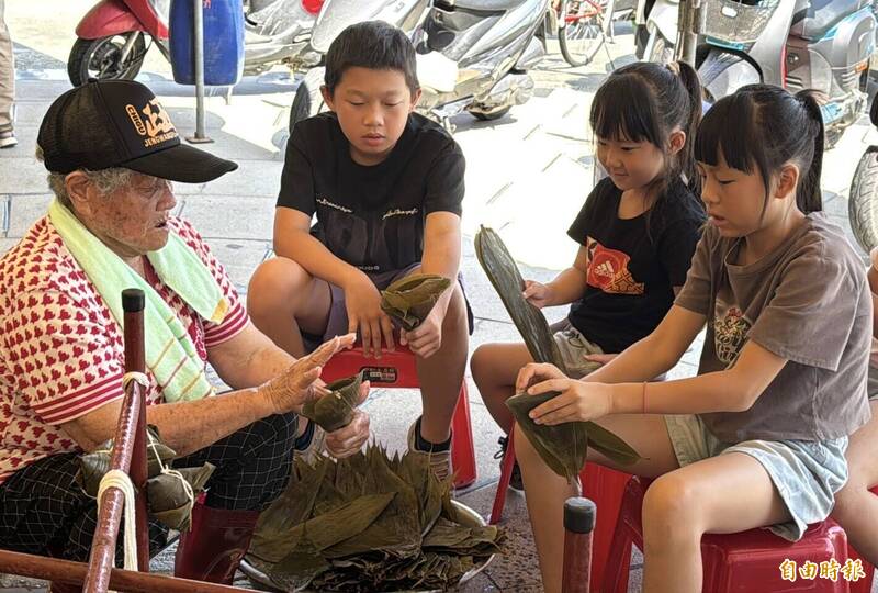 萬粽齊發把愛心包進粽子 台南北門文山包粽10000顆