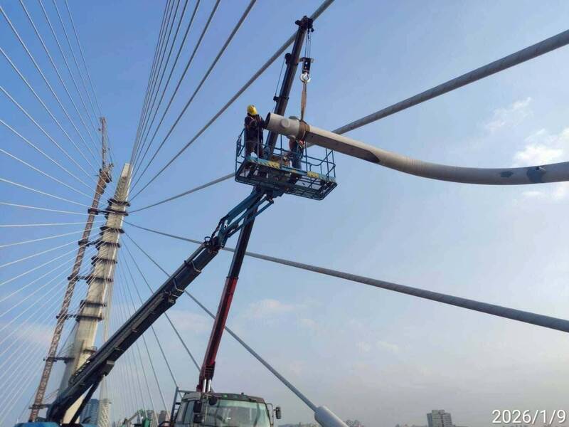 淡江大橋景觀燈柱超難裝 公路局曝「最困難的6G焊接」