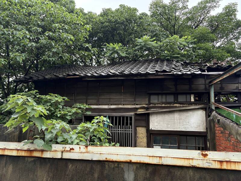 湖口車站日式宿舍不堪梅雨坍塌加劇 新竹縣府緊急現勘搶救