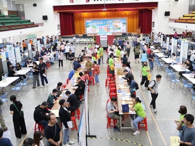 北高雄大型聯合徵才 初步媒合率達46%