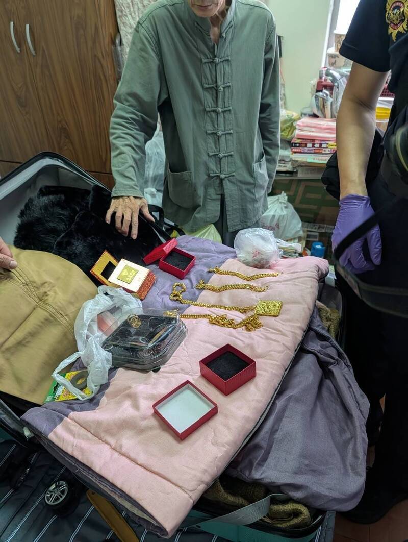 台南7旬翁報案百萬黃金遭竊 警「1跡證」翻箱倒櫃尋獲