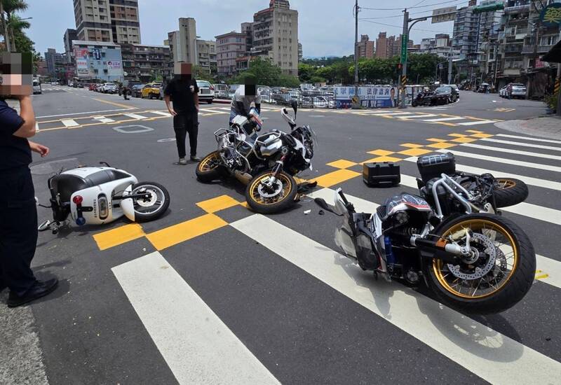 警騎車禮讓行人 重機煞車不及追撞一打二