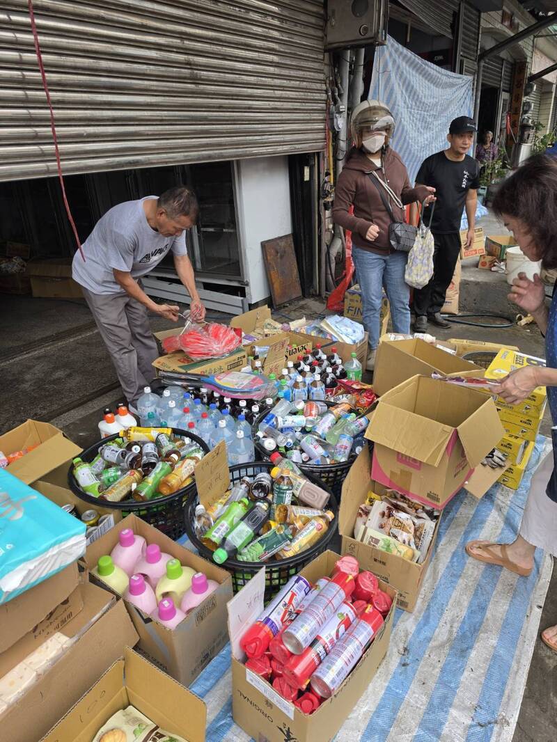 新竹氣爆》離世夫妻麵包雜貨舖出清 街坊義助清空8成商品
