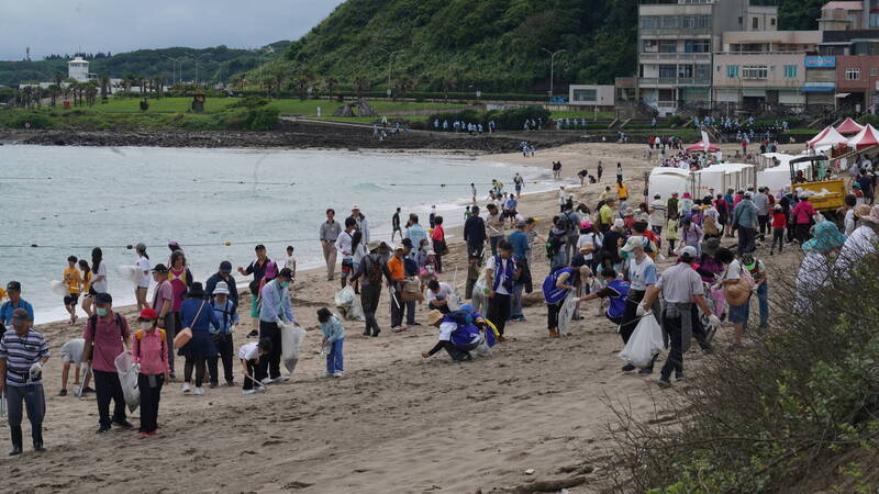 新北市信賴慈善志工協會攜手民視文教基金會淨灘 近千志工守護海洋