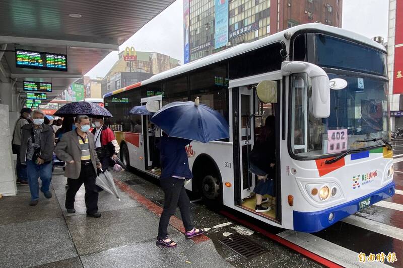 雨天招手攔不到公車!司機曝「1招」保證上車還更安全