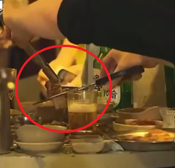 具光谟剪掉五花肉的肥肉，让南韩网友崩溃。（图撷自KBS 뉴스脸书）