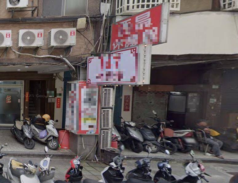 台北長腿正妹當街蹲地便溺!內褲一拉瀟灑離去 監視器全拍下