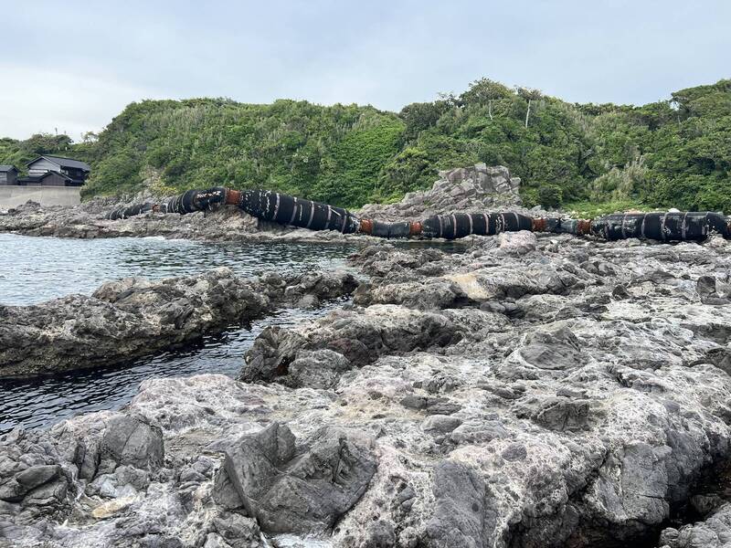 日本石川縣海岸漂來超巨神祕鐵管 上面有「中企」名稱