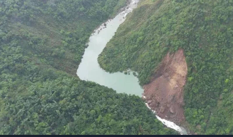 積水10萬噸!南投竹山加走寮溪形成堰塞湖 急籲勿接近河道