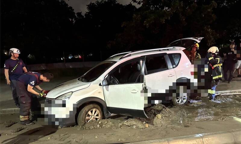 高雄轎車陷人行道淤泥 男駕駛狂踩油門竟起火冒煙
