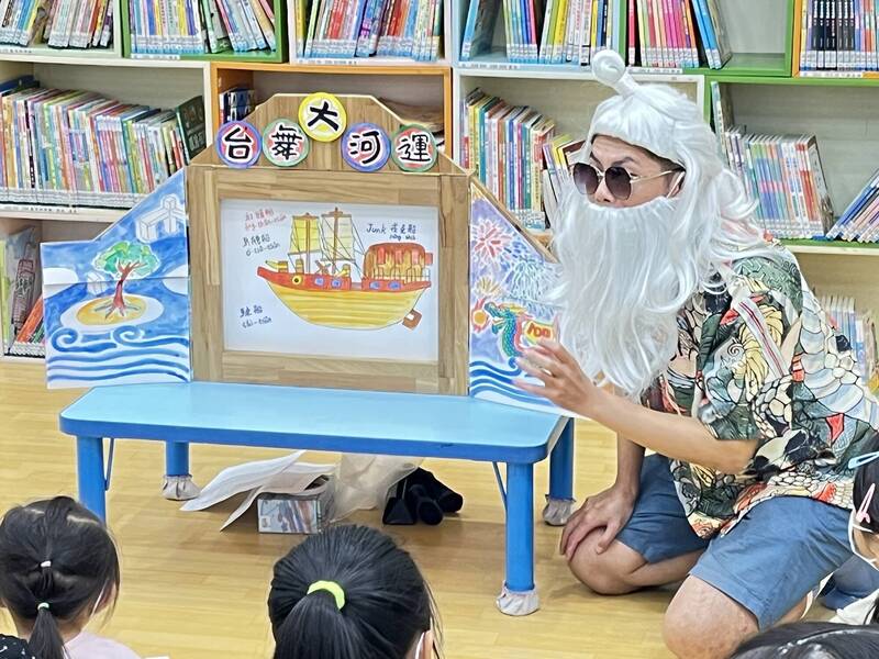 文史工作者化身「運河阿公」懷舊紙芝居講古
