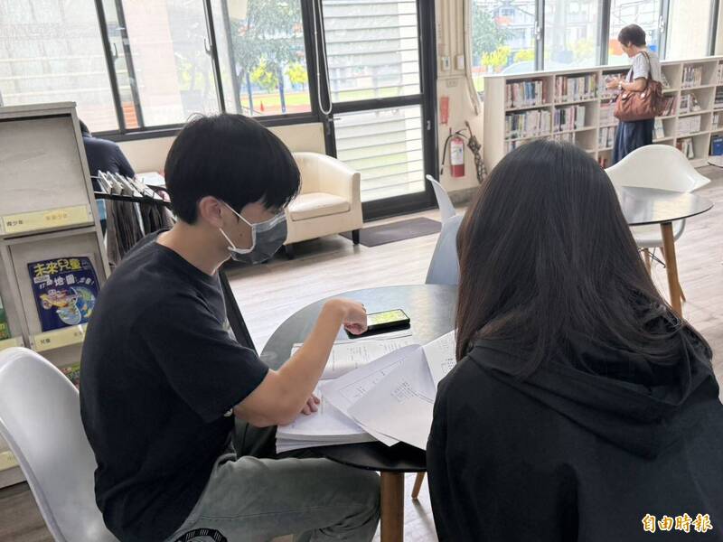 土庫圖書館變數學借問站! 虎尾高中畢業生回鄉當家教志工