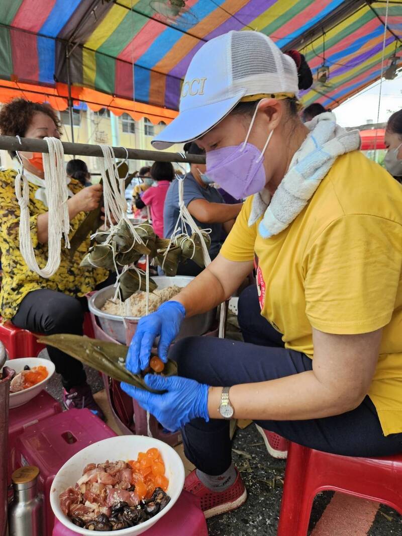 端午送愛 北台南家扶志工、扶助家庭包粽4000顆