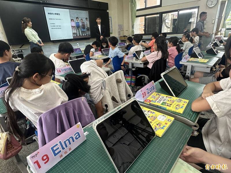 雲林縣土庫國小與縣府邀請日本AI教育專家、東京學藝大學附屬小金井小學教師鈴木秀樹，到校進行台日數位教學實務交流。（記者李文德攝）