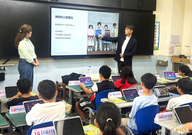 雲林縣土庫國小與縣府邀請日本AI教育專家、東京學藝大學附屬小金井小學教師鈴木秀樹，到校進行台日數位教學實務交流。（記者李文德攝）