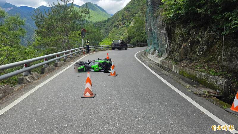 台南男騎大重機南橫過彎摔車 跌落30公尺邊坡獲救