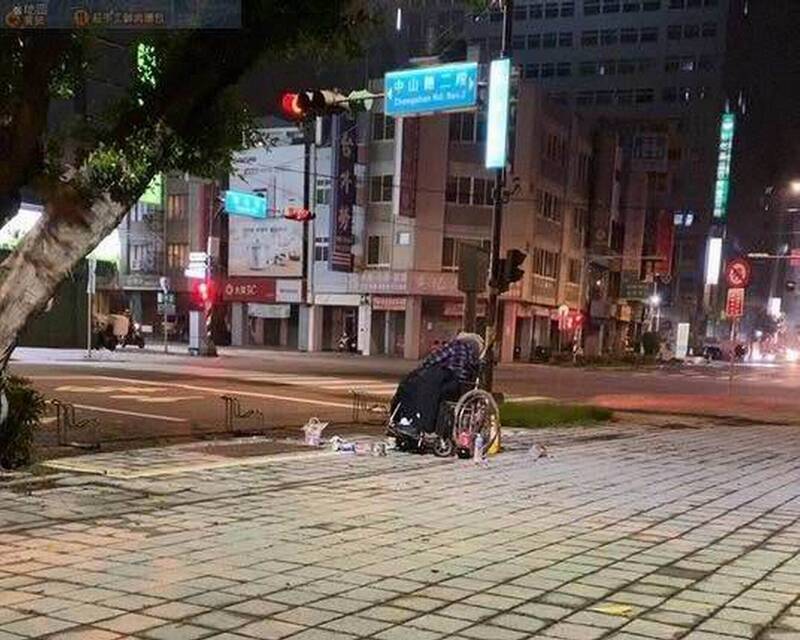 被放生?彰化輪椅婦疑呆坐大街過夜 民眾憂心盼社工協助安置