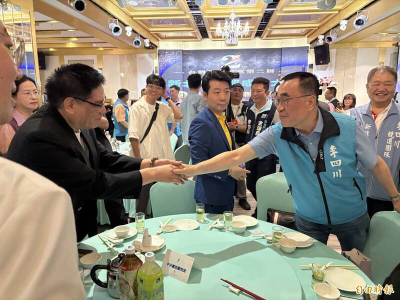 國民黨新北市長參選人李四川（右握手者）在台灣新住民黨的新北市黨部成立大會，與現場來賓握手致意。（記者黃政嘉攝）