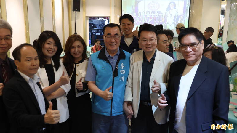 國民黨新北市長參選人李四川（右3）在台灣新住民黨的新北市黨部成立大會，與現場來賓合影。（記者黃政嘉攝）