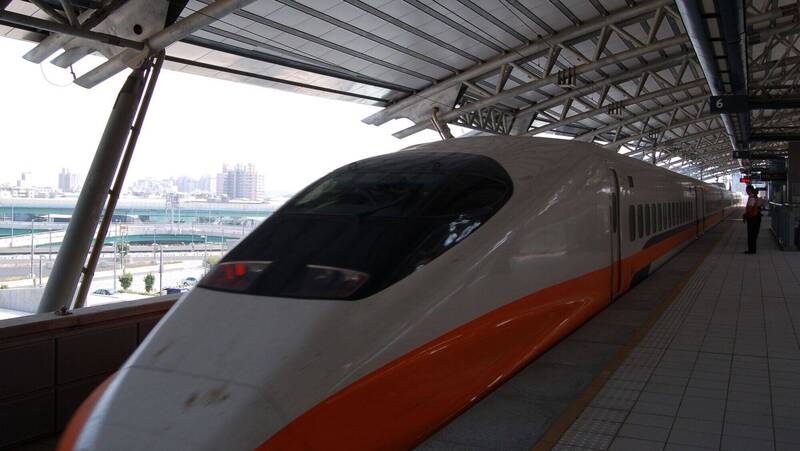 男子高鐵台中站月台大聲咆哮 遭員警壓制強制送醫