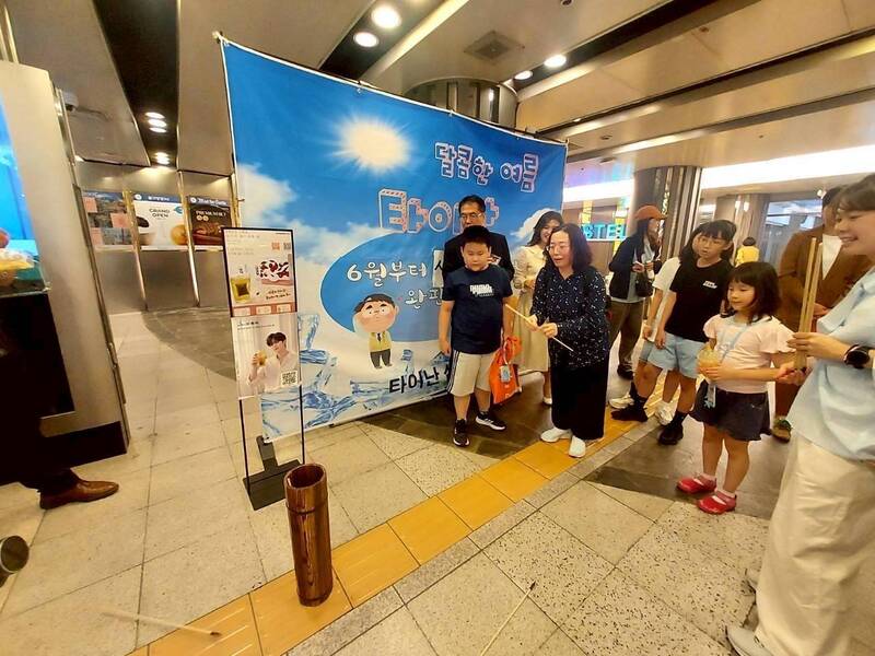 台南農特產品快閃首爾地鐵商圈 挑戰「投壺」贏得鳳梨