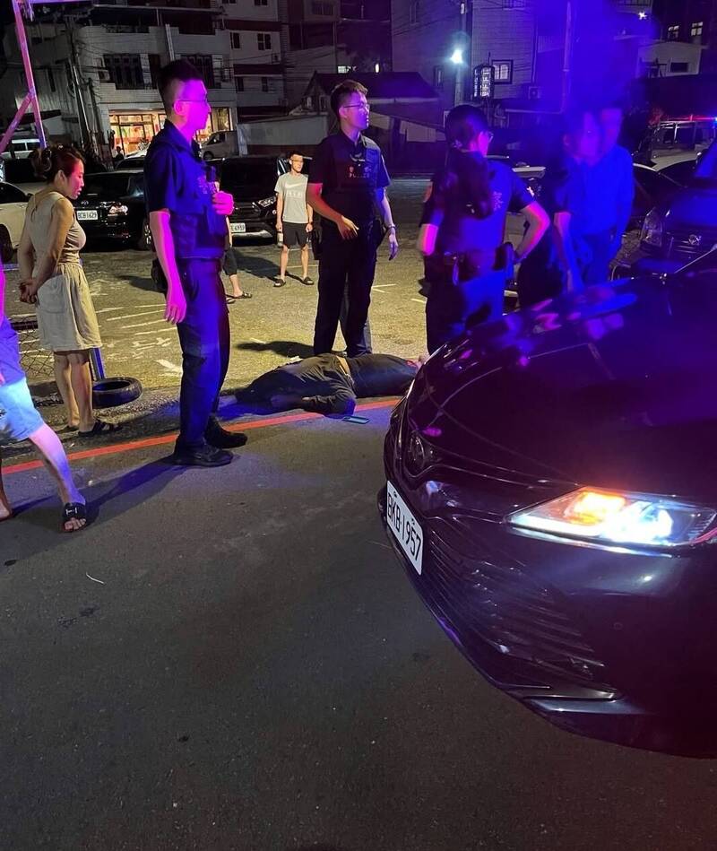 疑夜市亮刀引恐慌 苗栗醉男遭壓制管束又挨告恐嚇