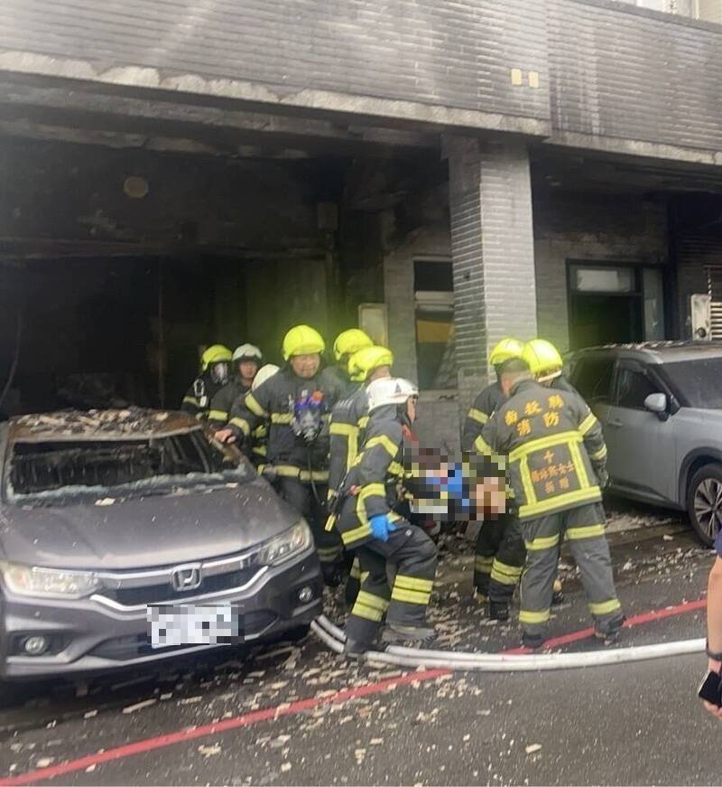 南投市1棟民宅，14日清晨發生火災，消防人員將屋主救出送醫仍不治，造成2死1傷。（民眾提供）