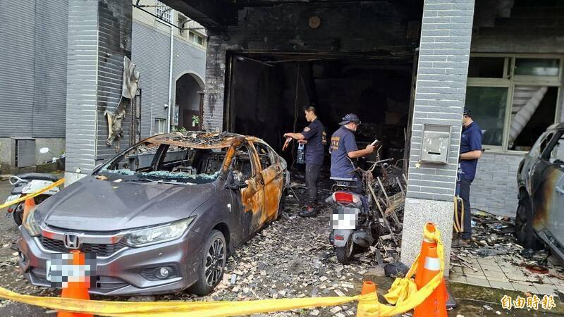 南投市民宅火災釀2死，消防局火調人員現場採證。（記者張協昇攝）