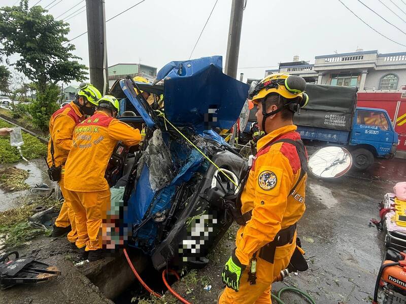 自撞路邊布袋戲團車卡田裡 雲林土庫小貨車駕駛傷重不治