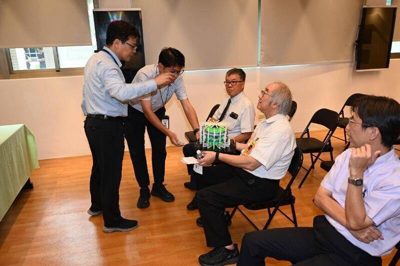 國際核融合專家龔澄宇（右2）參訪國家原子能科技研究院，了解「核融合技術及創新電致變色技術展示」科研發展。（國原院提供）