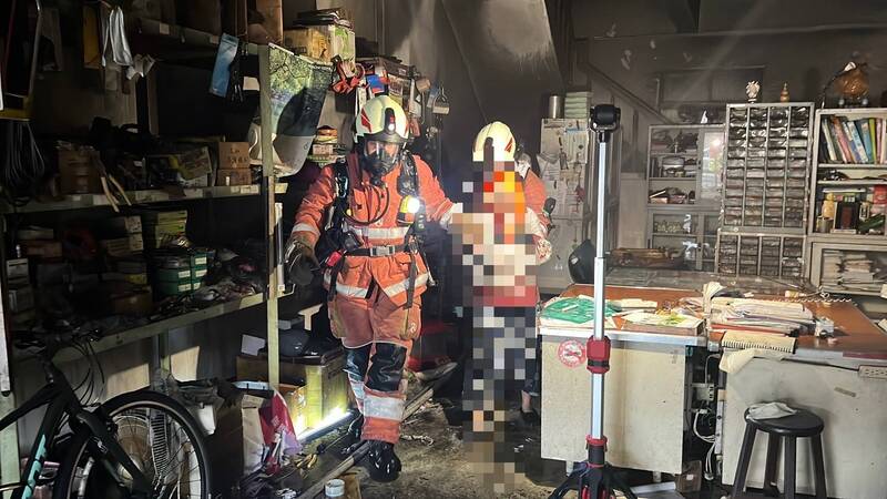 新竹市中華路四段民宅火警 消防員火場勇救9旬嬤