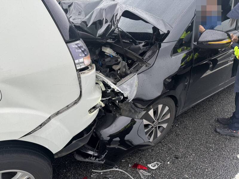 國1五楊高架北向桃園段6車事故 駕駛恍神自撞、後方5車閃避不及追撞