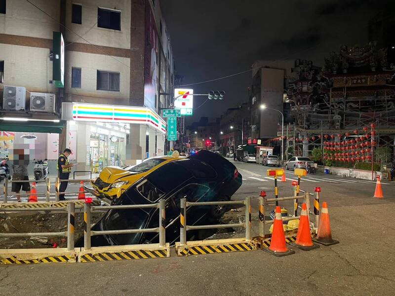 狹路相逢被擊落!高雄前鎮車禍3人傷 小黑擦撞小黃栽進工地坑