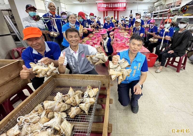 端午飄香也飄人情味!上百名桃園志工 接力包粽3300顆