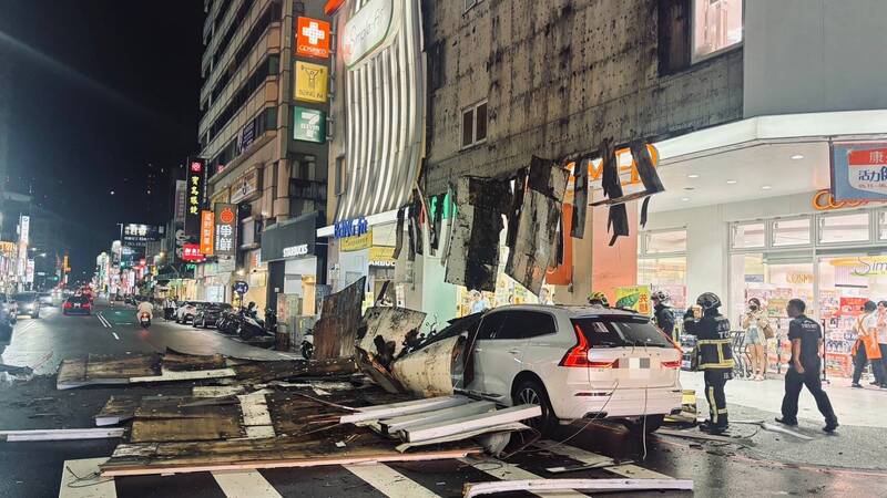 驚!台中公益路大招牌掉落 轎車「中獎」女乘客嚇壞無人傷