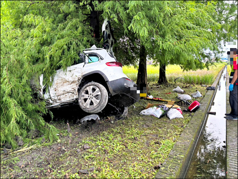 七十歲黃姓男子駕駛賓士電動車突然失控，撞破路邊護欄，直衝農田，飛了近五十公尺猛烈撞擊樹木才停下，釀一死四傷。
（民眾提供）