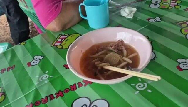 垃圾堆粉末當鹽巴!泰國麵攤14人集體中毒 顧客尿液變深綠色送醫